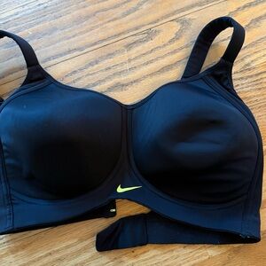 Nike size 34E (34DD) Women's Black Sports Bra high support